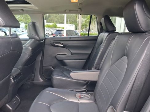 Used 2022 Toyota Highlander XLE FWD image 5
