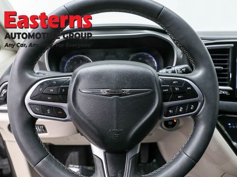 Used 2023 Chrysler Pacifica Touring-L image 10