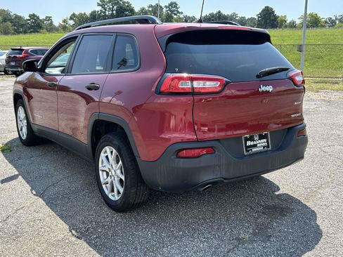 Used 2017 Jeep Cherokee Sport FWD image 3