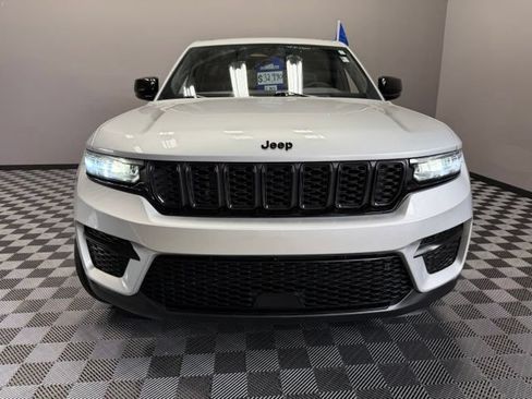 Used 2024 Jeep Grand Cherokee Altitude AWD/4WD image 4