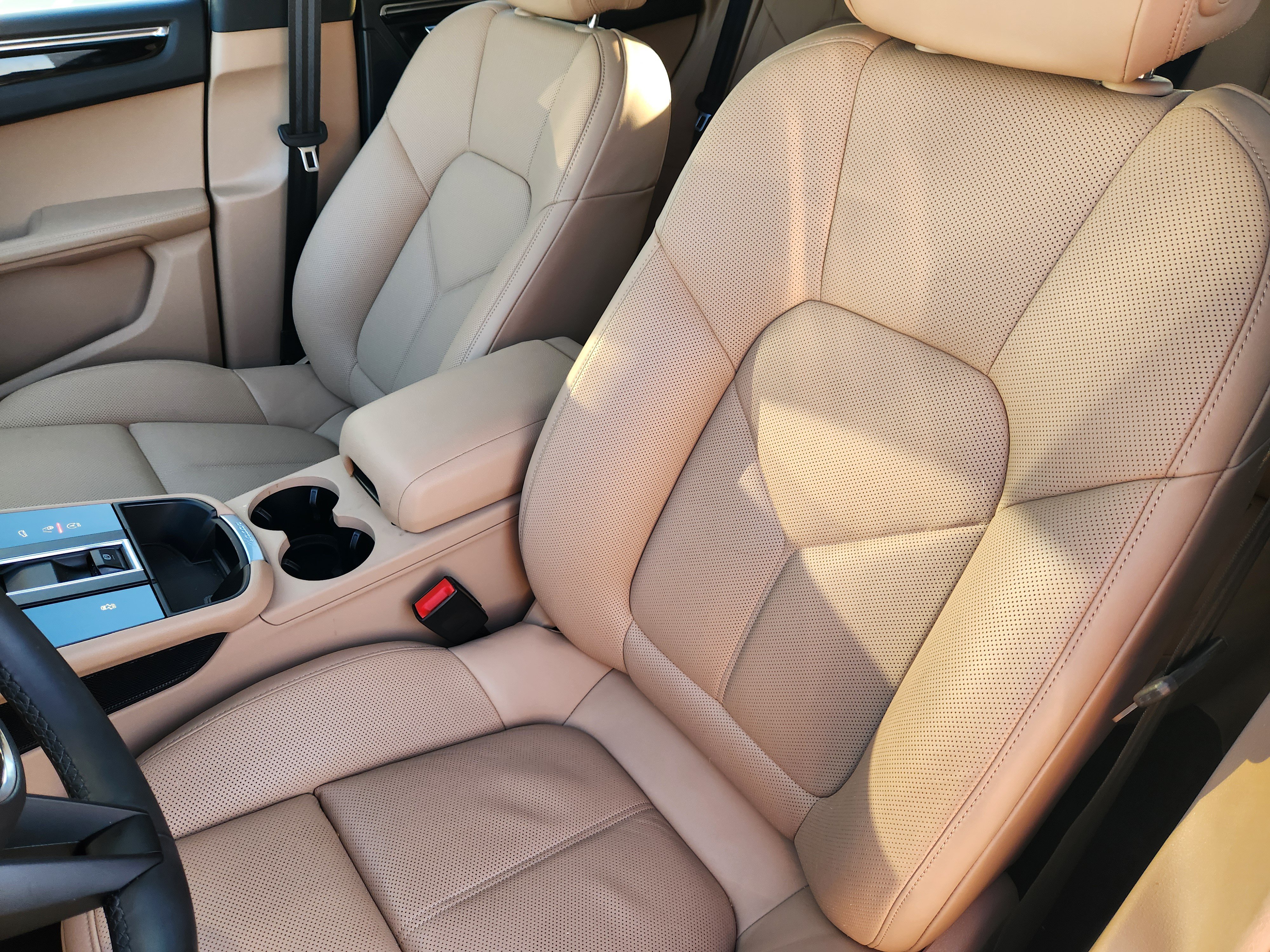 Certified 2026 Porsche Macan AWD/4WD image 6