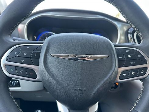 Used 2024 Chrysler Pacifica Touring-L image 24