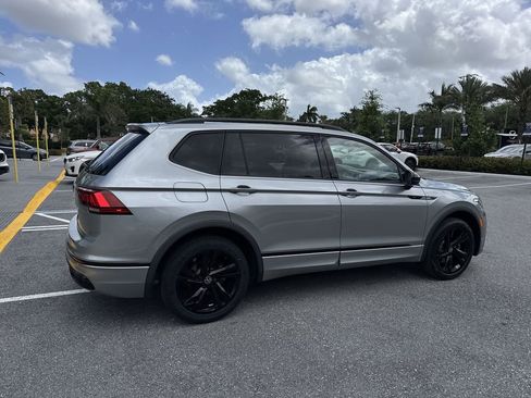 Used 2023 Volkswagen Tiguan SE R-Line image 4