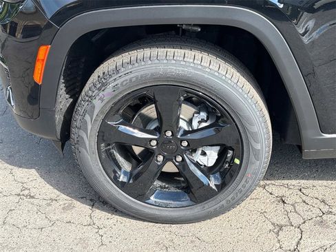 New 2025 Jeep Grand Cherokee Limited w/ Black Appearance Package image 43