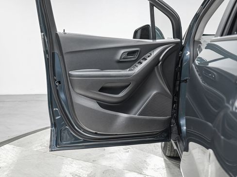 Used 2022 Chevrolet Trax LT w/ LT Convenience Package image 14