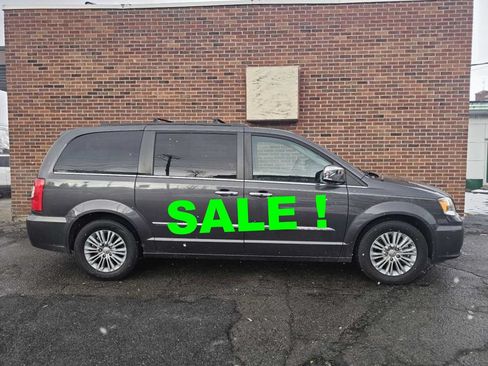Used 2015 Chrysler Town & Country Touring-L w/ Driver Convenience Group FWD image 1