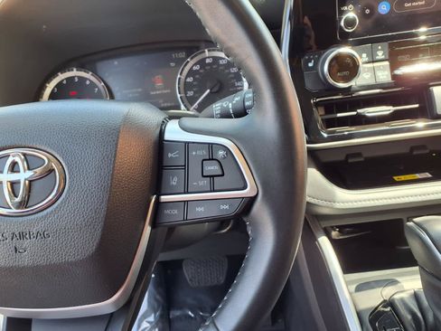 Used 2023 Toyota Highlander XLE FWD image 24