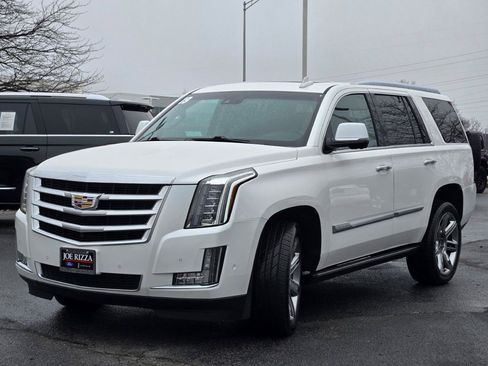 Used 2019 Cadillac Escalade Premium Luxury image 3