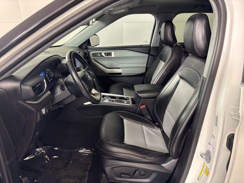 Used 2022 Ford Explorer XLT w/ Equipment Group 202A AWD/4WD image 32