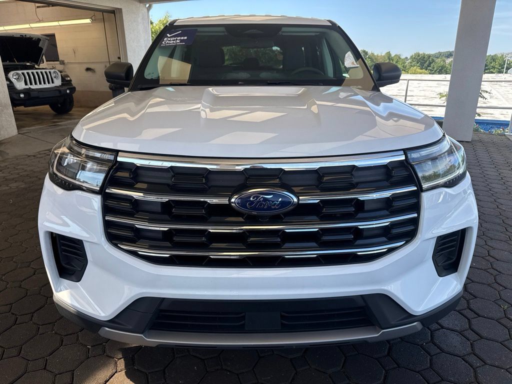 Used 2026 Ford Explorer Active AWD/4WD image 2