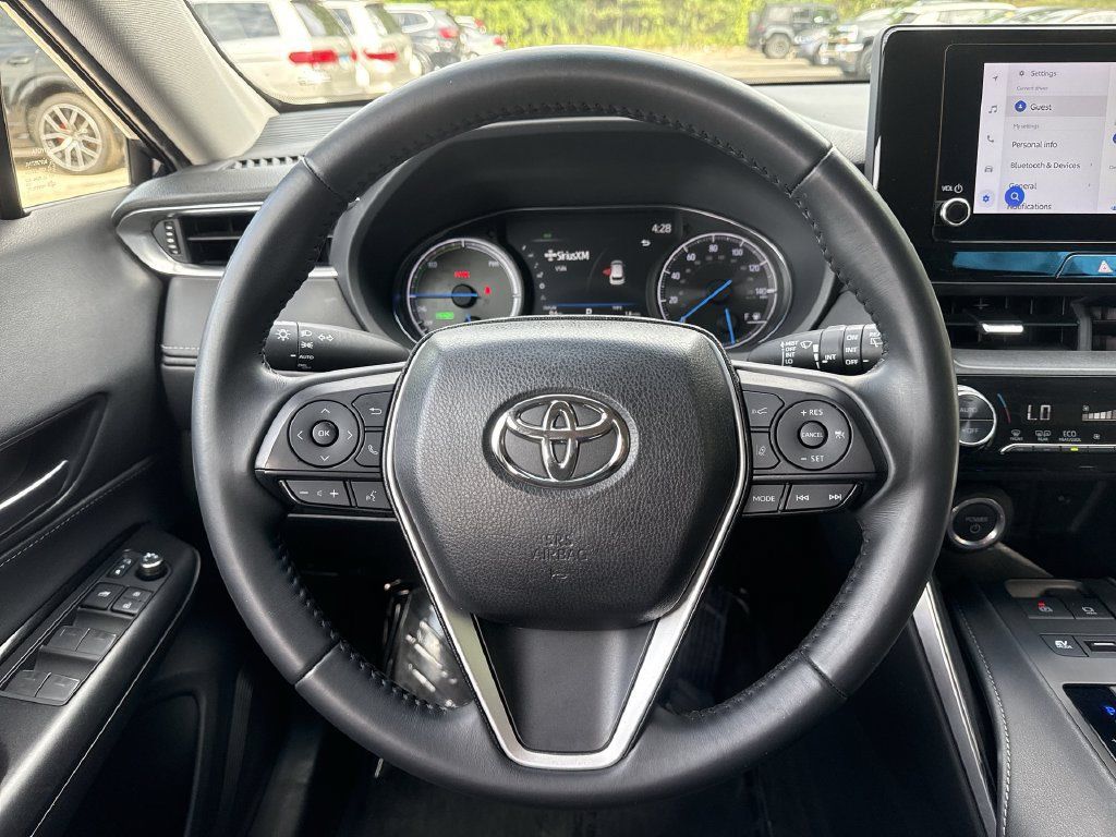 Used 2023 Toyota Venza LE AWD/4WD image 11