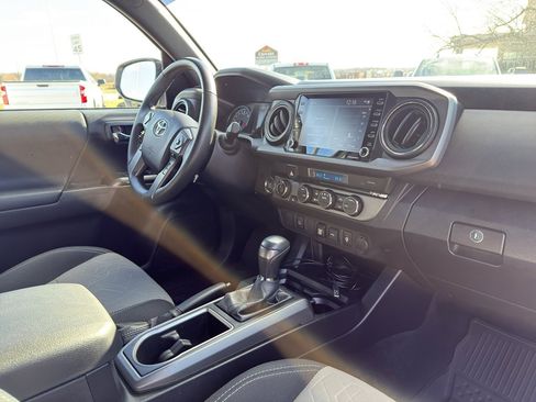 Used 2022 Toyota Tacoma TRD Off-Road image 12