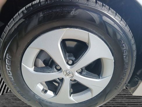 Used 2015 Toyota Prius Three image 9