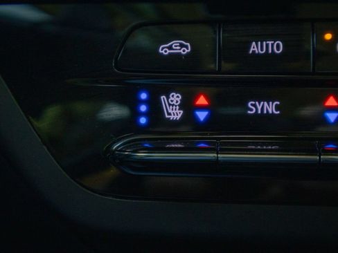 Used 2023 Buick Envision Avenir AWD/4WD image 22