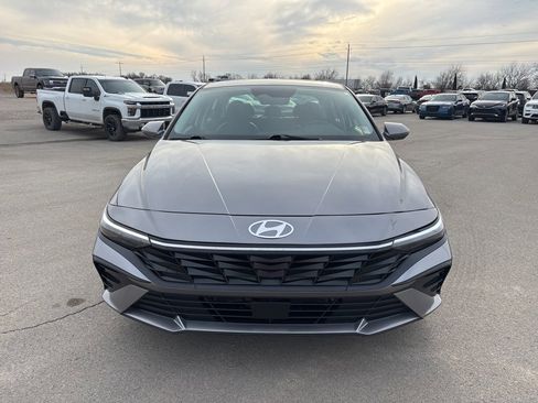 Used 2025 Hyundai Elantra Limited image 8