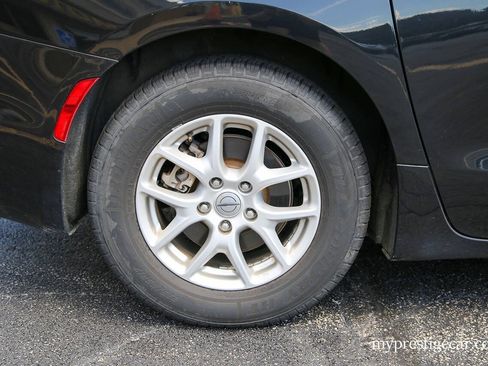 Used 2023 Chrysler Pacifica Touring-L FWD image 9
