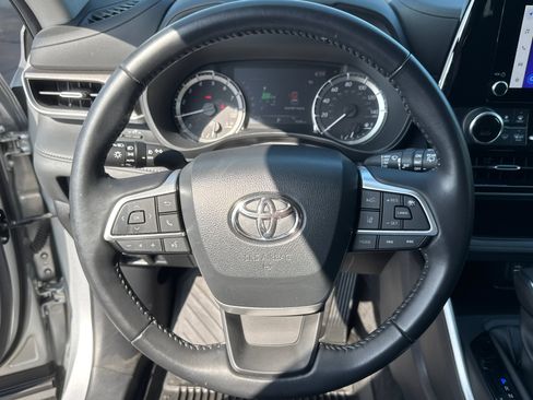 Used 2023 Toyota Highlander LE FWD image 15