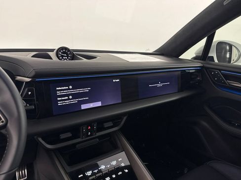 Certified 2025 Porsche Macan Turbo Electric AWD/4WD image 23