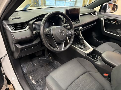 Used 2023 Toyota RAV4 SE w/ Weather & Moonroof Package image 28