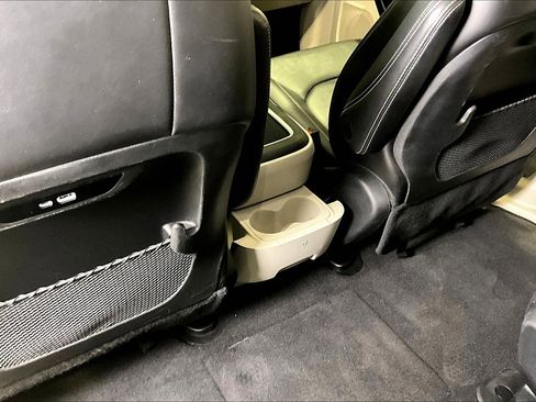 Used 2024 Chrysler Pacifica Select image 10