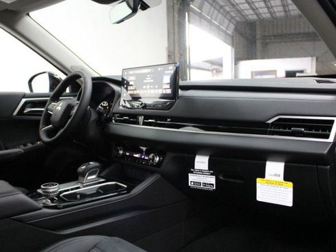 New 2026 Mitsubishi Outlander SE image 17