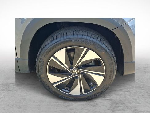 Used 2025 Volkswagen Taos SE AWD/4WD image 9