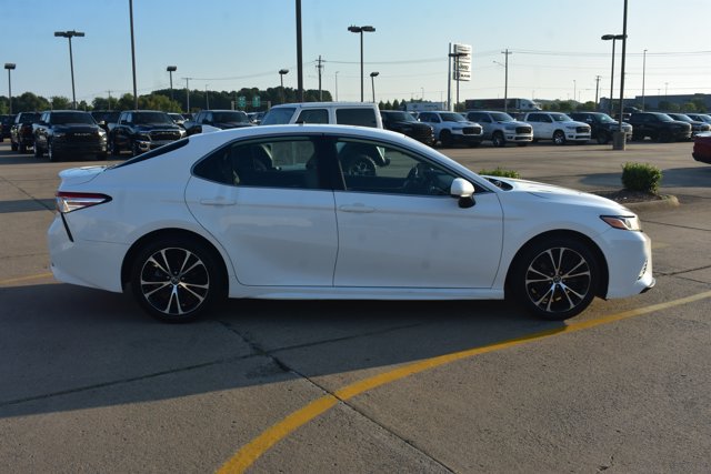 Used 2020 Toyota Camry SE FWD image 4