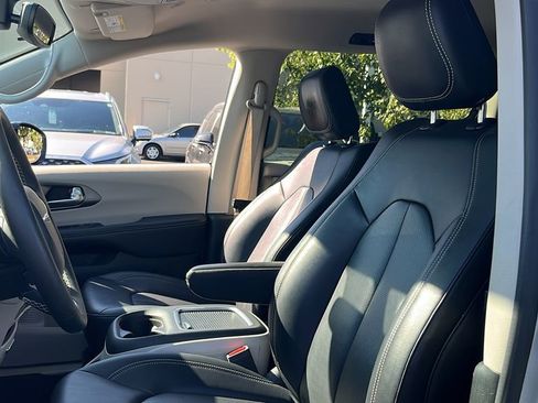 Used 2024 Chrysler Pacifica Touring-L image 10