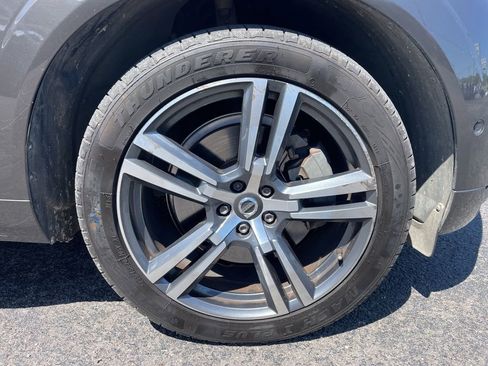 Used 2018 Volvo XC60 T6 Momentum w/ Vision Package AWD/4WD image 9