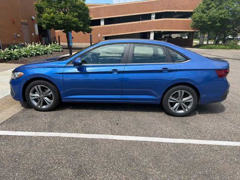 Used 2024 Volkswagen Jetta SE FWD image 3