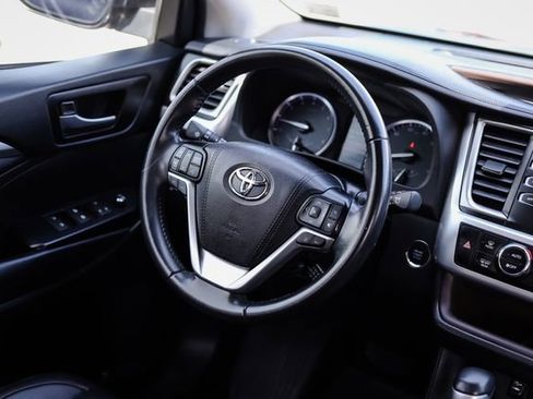 Used 2019 Toyota Highlander XLE AWD/4WD image 28