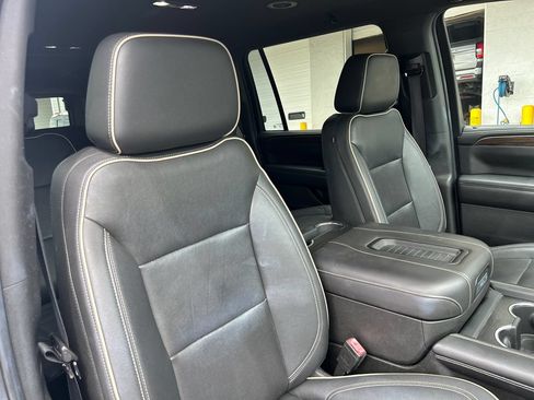 Used 2022 Chevrolet Suburban Premier RWD image 15