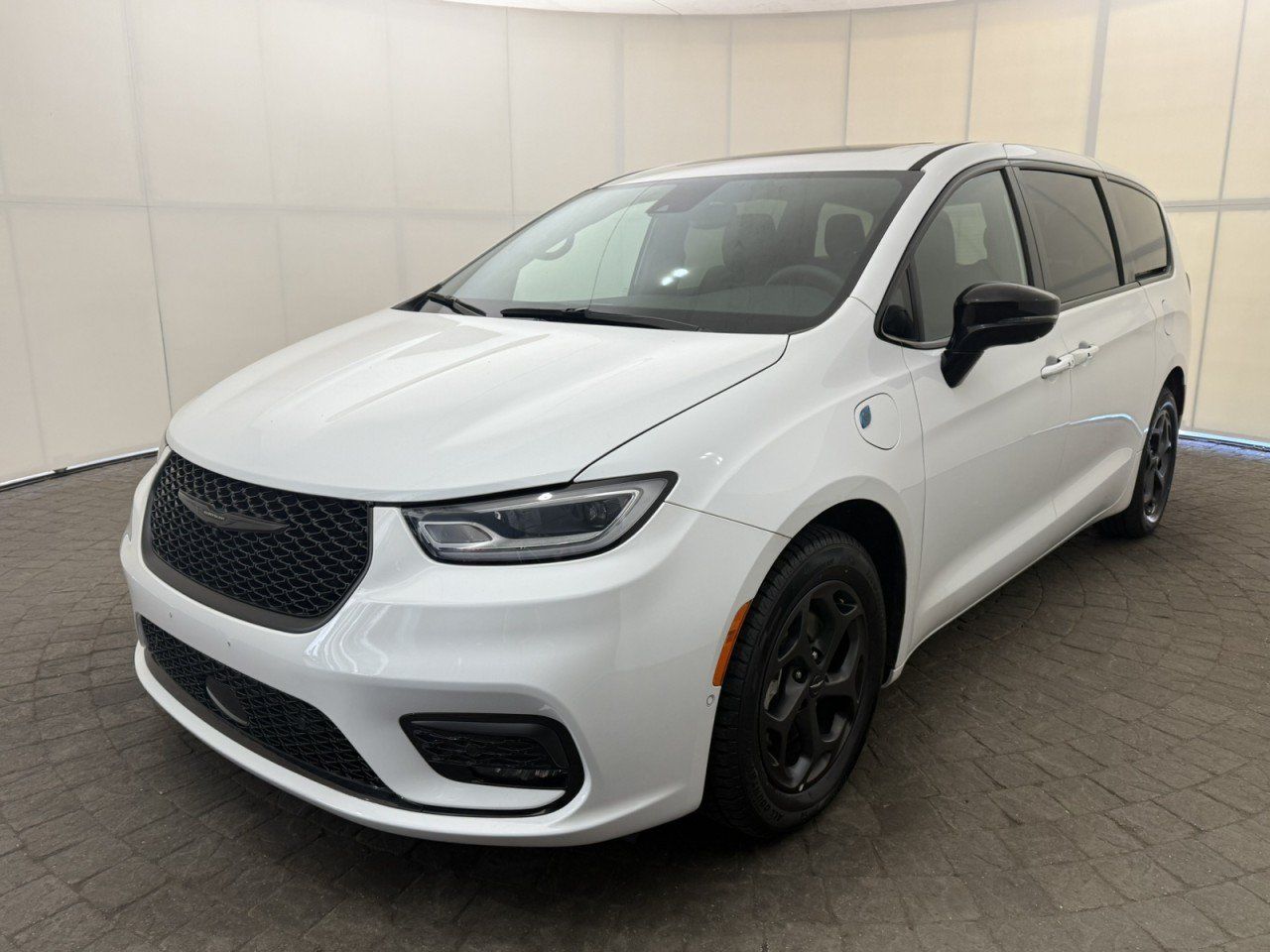 Used 2023 Chrysler Pacifica Limited w/ S Appearance Package FWD image 3