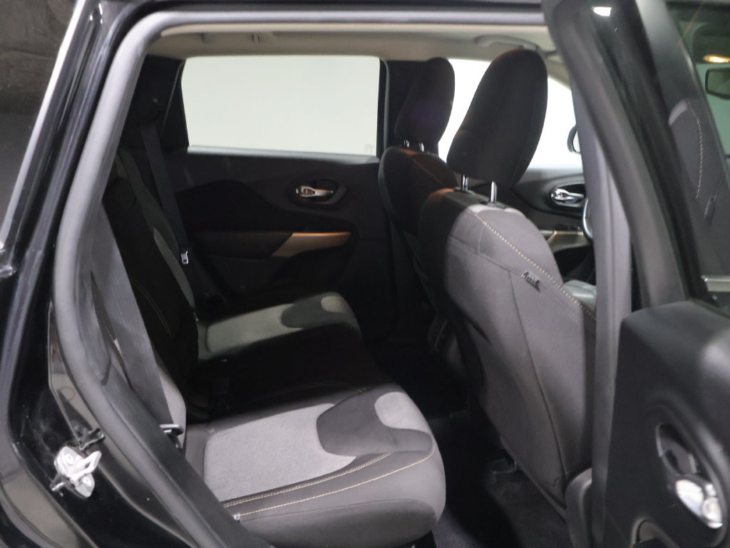 Used 2018 Jeep Cherokee Latitude w/ Cold Weather Group FWD image 19