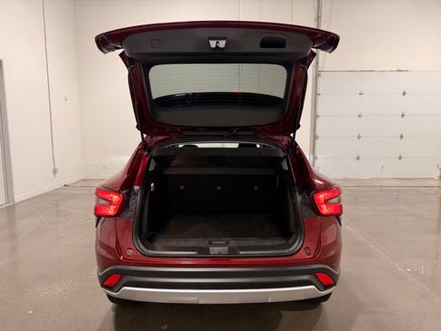 Used 2025 Chevrolet Trax LT w/ LT Convenience Package FWD image 9