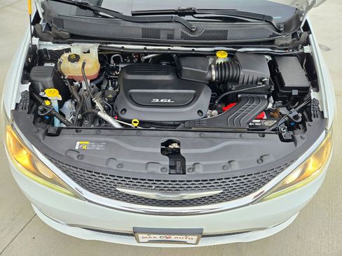 Used 2018 Chrysler Pacifica Touring-L image 40