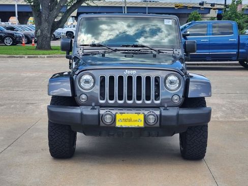 Used 2018 Jeep Wrangler Unlimited Sahara w/ Connectivity Group AWD/4WD image 2