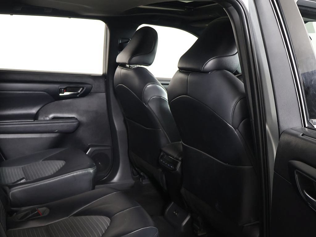Used 2023 Toyota Highlander XSE AWD/4WD image 30