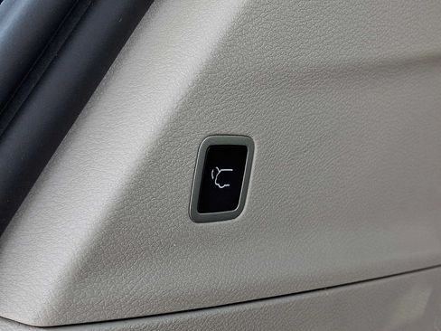 Certified 2024 Chrysler Pacifica Touring-L FWD image 32