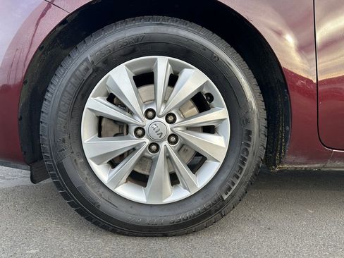 Used 2017 Kia Sedona LX w/ LX Essentials Premium Package image 12