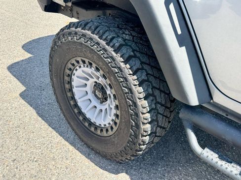 Used 2015 Jeep Wrangler Unlimited Rubicon w/ Connectivity Group AWD/4WD image 10