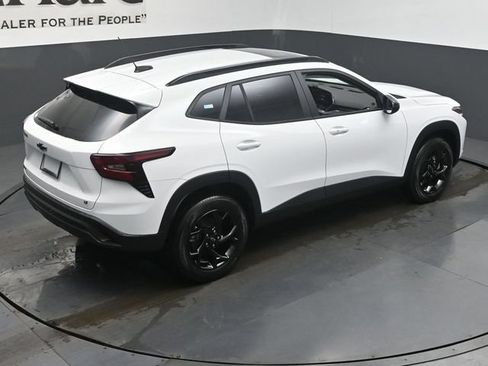 New 2026 Chevrolet Trax LT w/ Sunroof Package FWD image 18