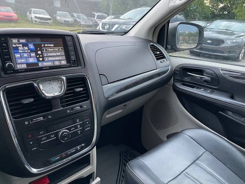 Used 2013 Chrysler Town & Country Touring FWD image 15