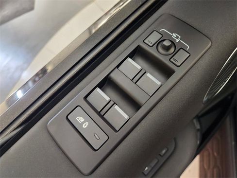 Used 2025 Land Rover Discovery S image 22