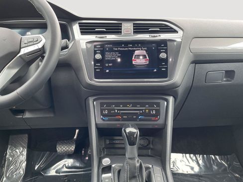 Used 2022 Volkswagen Tiguan SE AWD/4WD image 17