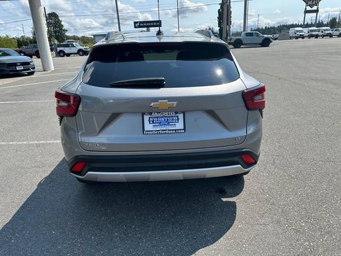 Used 2025 Chevrolet Trax LT FWD image 3