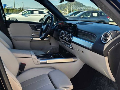 Used 2025 Mercedes-Benz GLB 250 4MATIC image 11
