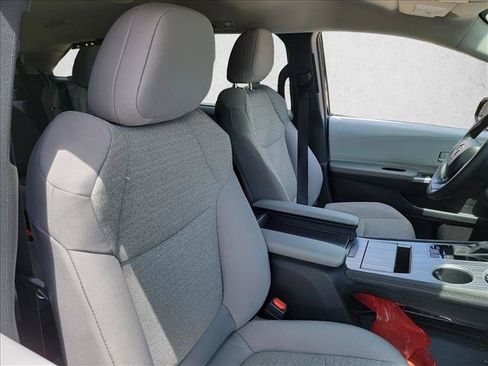 Used 2026 Toyota Sienna LE FWD image 12