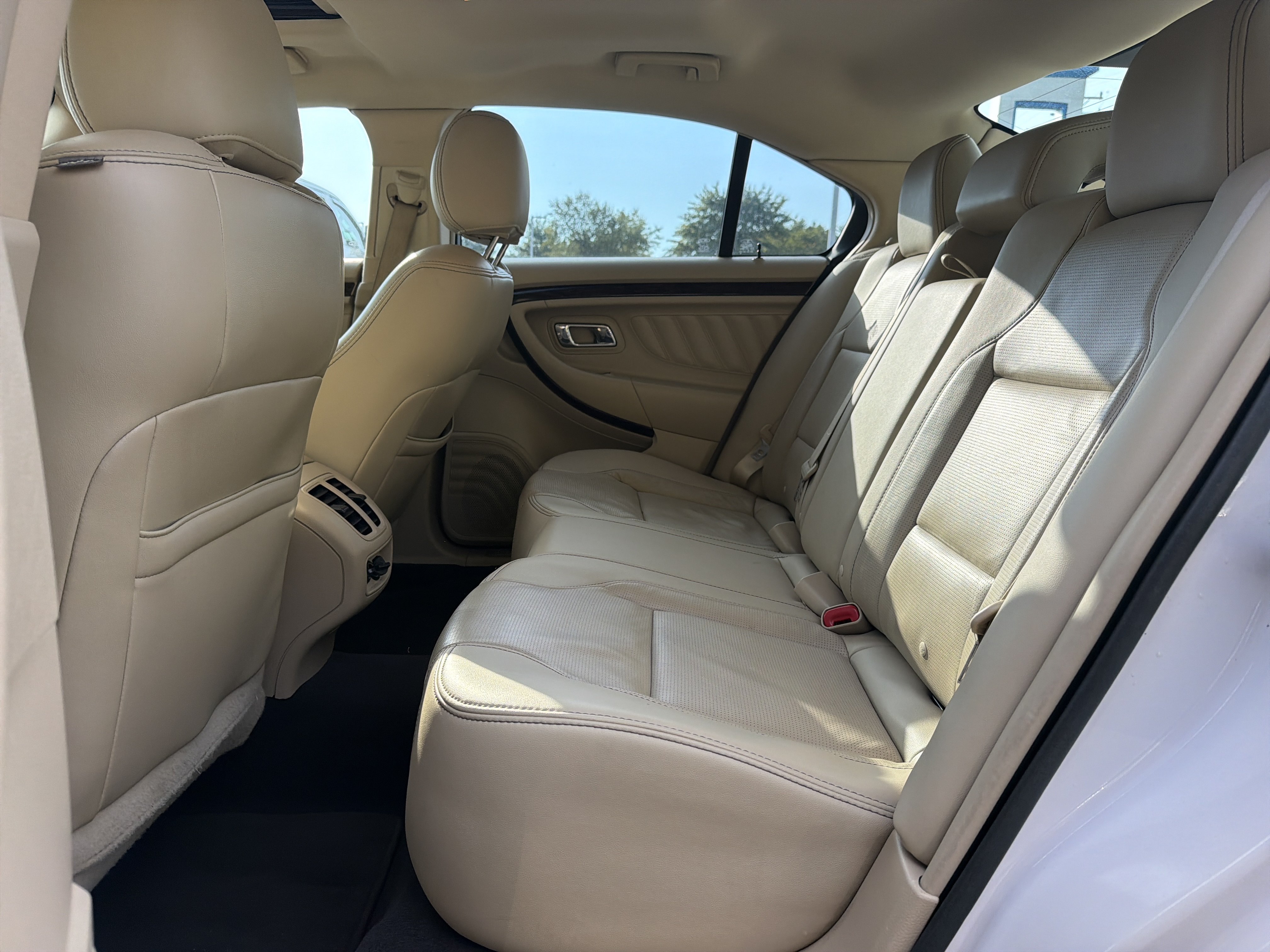 Used 2018 Ford Taurus Limited w/ Driver Assist Package FWD image 32