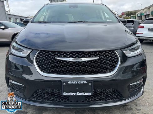 Used 2023 Chrysler Pacifica Touring-L FWD image 2